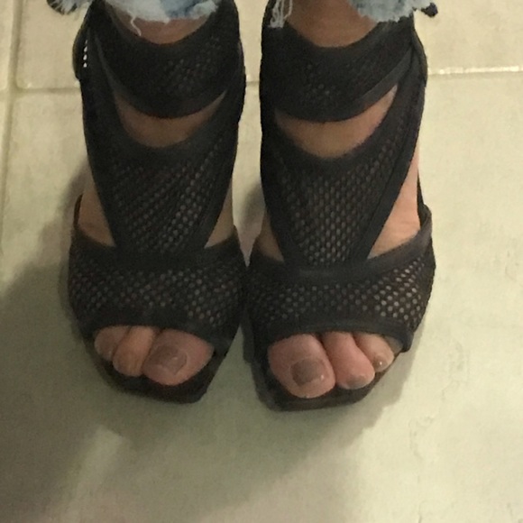 Women’s high heel sandal. Excellent condition. - Picture 3 of 6